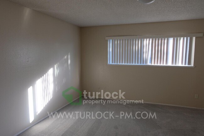 Building Photo - 660 Hillsdale Dr