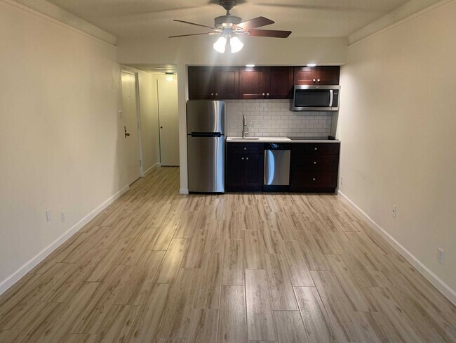 Building Photo - AMAZING STUDIO APARTMENT Near Medical Center w/ COMMUNITY POOL!