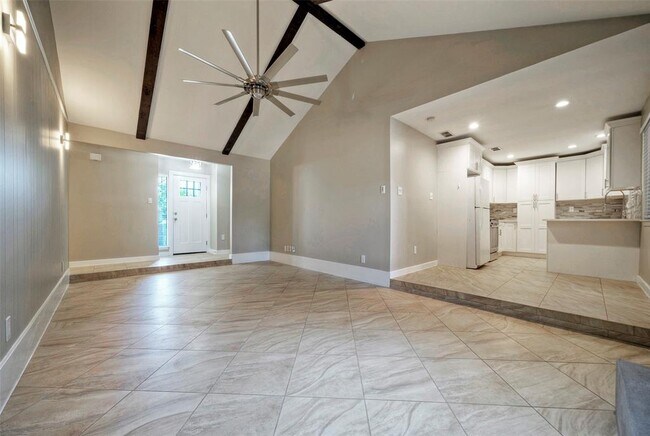 Building Photo - 104 Skyloop Dr