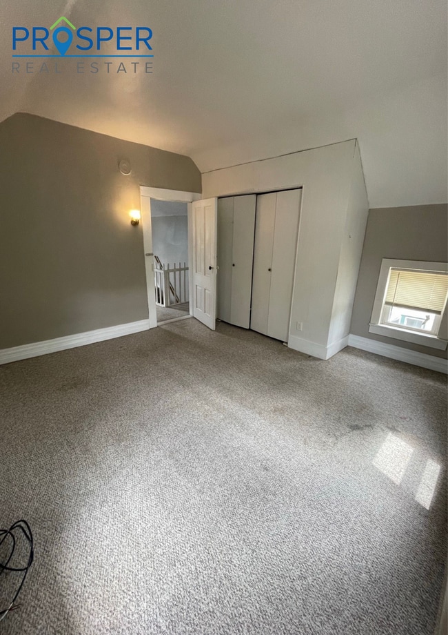 Building Photo - 4 Bedroom House right on Water Street - Av...