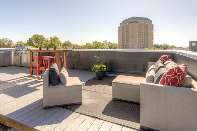 Building Photo - City View Haven: Modern 2-Bed Townhome in ...