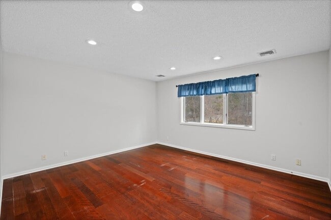 Building Photo - Spacious 4 Bedroom 4.5 Bath Rental in London Woods!