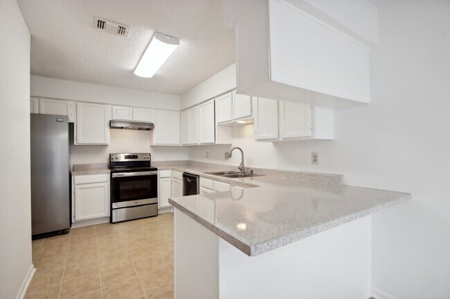 Building Photo - 13411 Creek Springs Dr