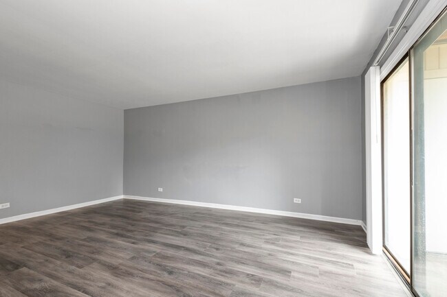 Building Photo - 2214 Country Club Dr