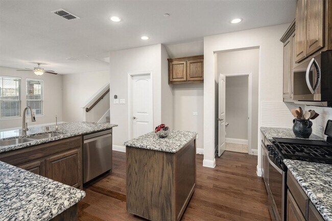 Building Photo - Beautiful 3-Bedroom Townhome in Prime Allen Location!