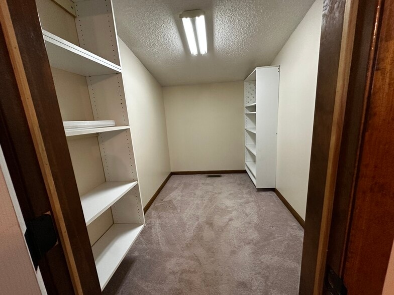 Walk-in master closet - 323 Heather Ct