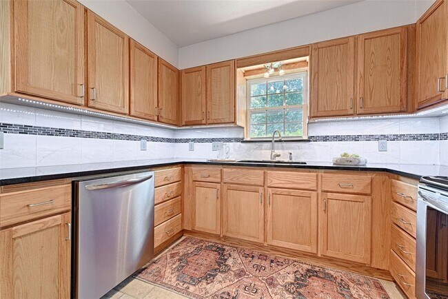 Building Photo - 3042 Newcastle Dr