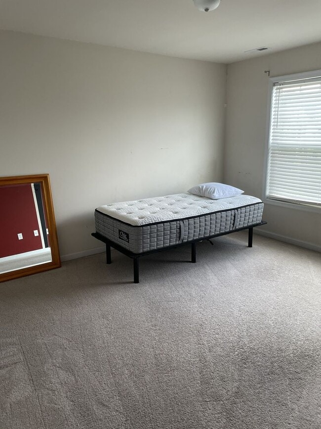 Building Photo - Large transitional with lots of room for entertainment on quiet cul-de-sac in Castleton Subdivision.