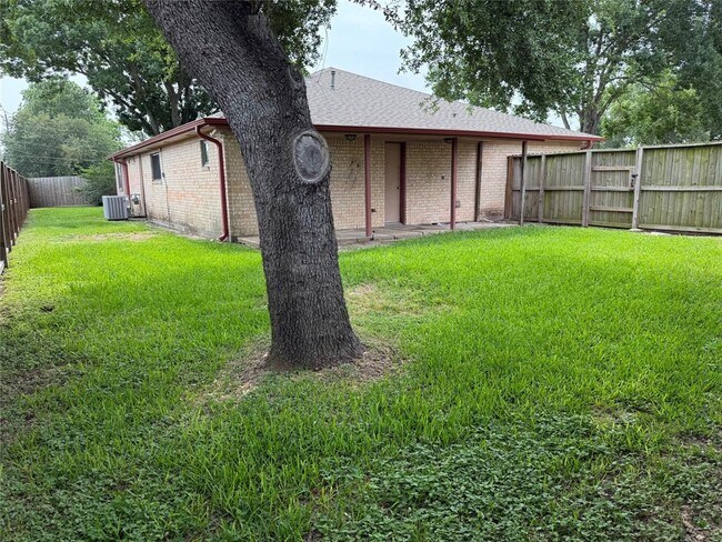 Building Photo - 702 Omega Cir