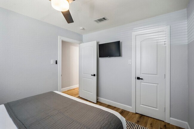 Building Photo - 3814 Seabrook St