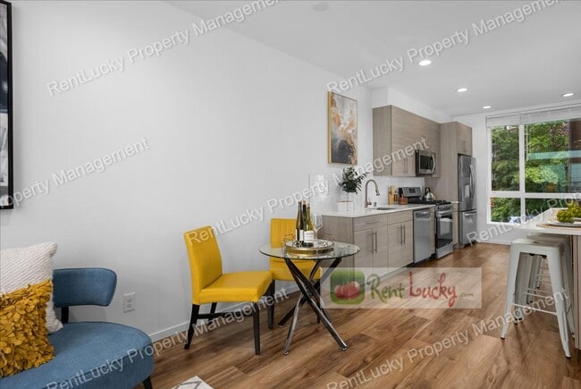Building Photo - Like-New 2-Bedroom Townhome in Seattle w/R...