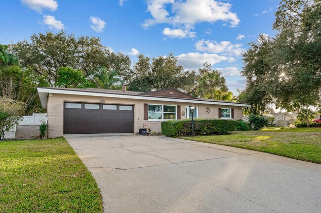 Building Photo - 1341 Bayview Dr