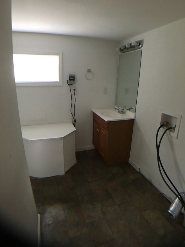 Building Photo - Radford (West End), 2 BR / 1 BA, Available August