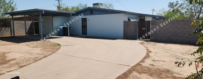Building Photo - $1,400 Steal! Cozy 2-Bedroom Home in the H...