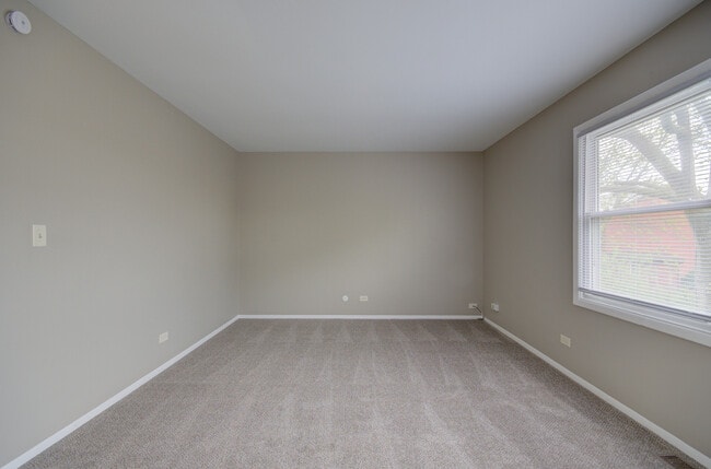 Building Photo - 304 Walnut Cir