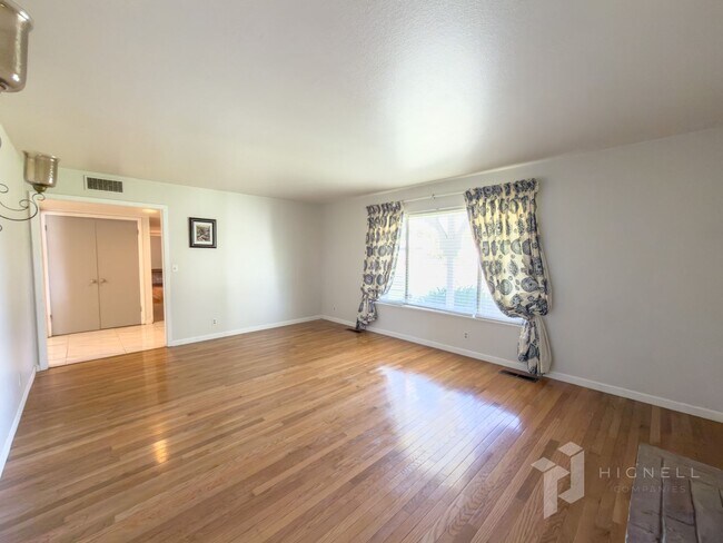 Building Photo - 1094 Manzanita Ave