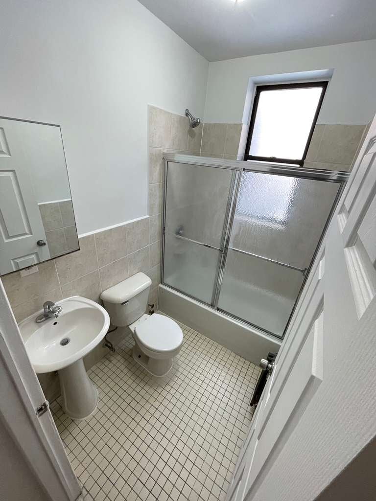 Building Photo - 568 W 187th St
