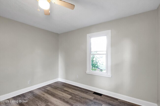 Building Photo - 3328 Farnsley Rd