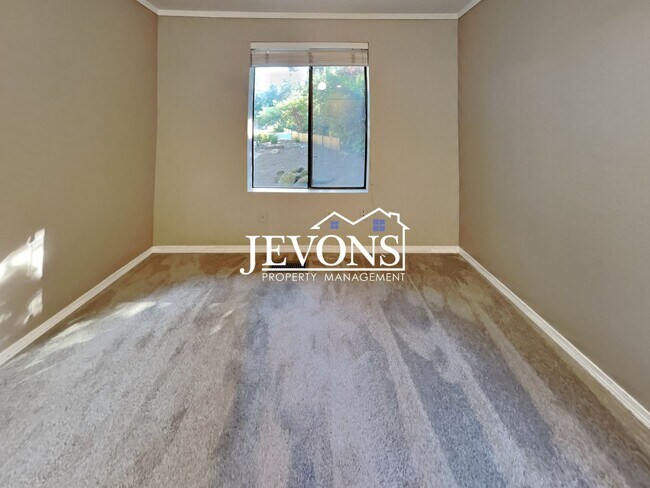 Building Photo - Charming 3-bedroom single-family home with...