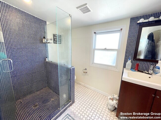 Building Photo - 7 Iroquois St