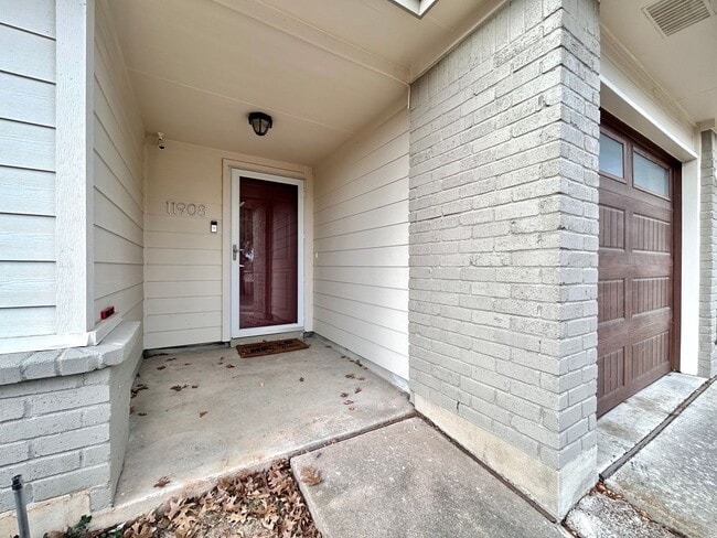 Building Photo - Comfortable & Nice 3BR / 2BA One-Level Home — Garage, Yard & Laundry Room