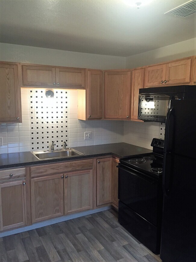 Building Photo - 406 N 2nd St