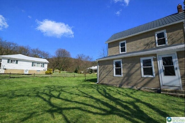 Building Photo - 221 Oak St