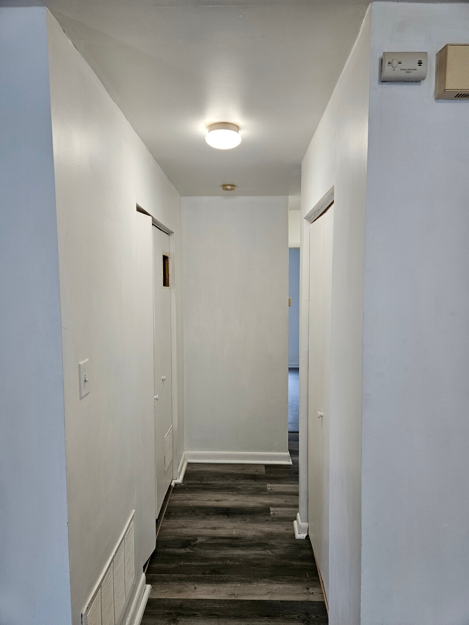 Building Photo - 806 W Oak Ln