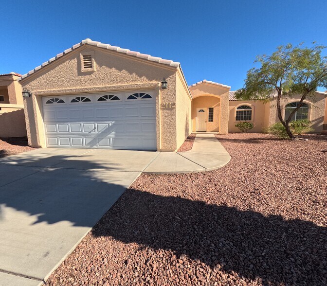 Building Photo - 2112 E Desert Lakes Dr