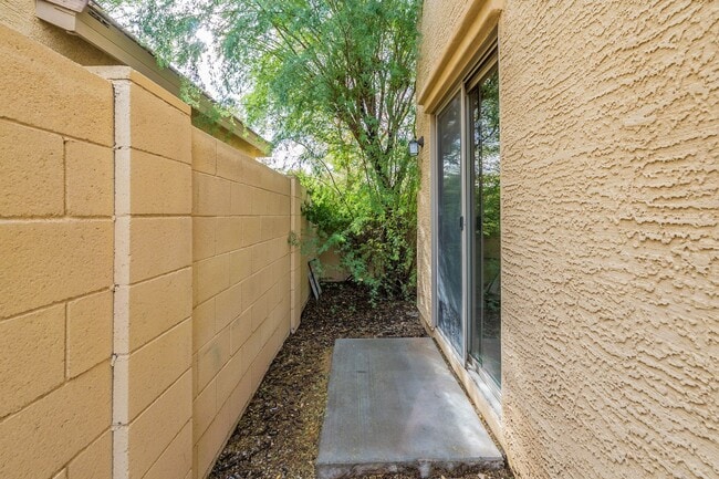 Building Photo - 3 bedroom home in Surprise