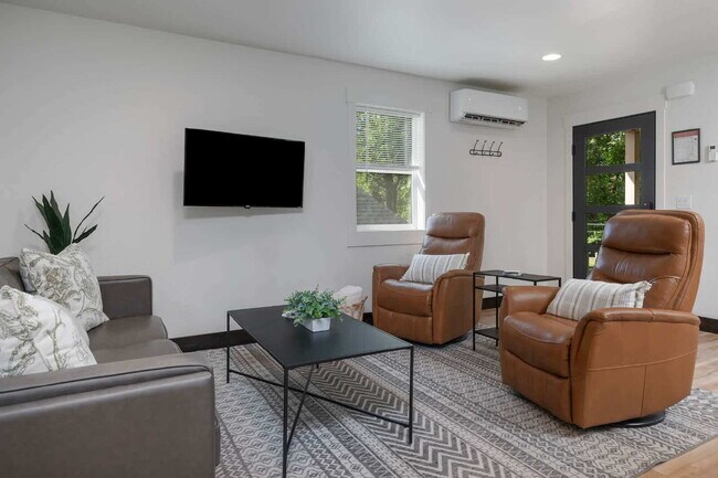 Building Photo - Downtown furnished rental w/ all utilities included (avail. Oct. thru May only)