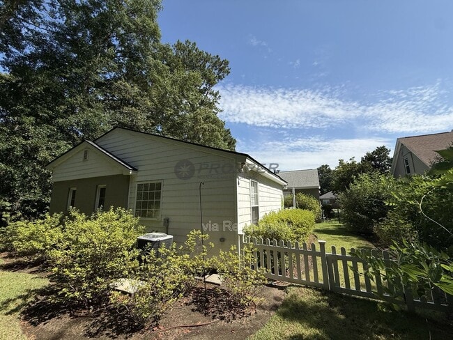 Building Photo - 575 Elizabeth Ln W