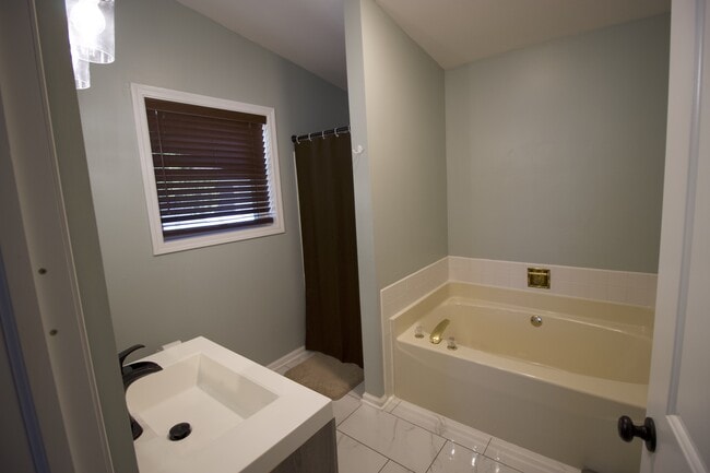 Building Photo - 2812 Stonebridge Dr