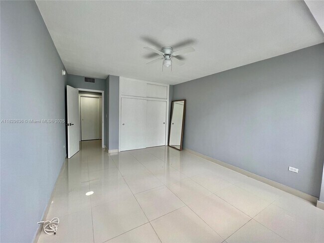 Building Photo - 7545 E Treasure Dr