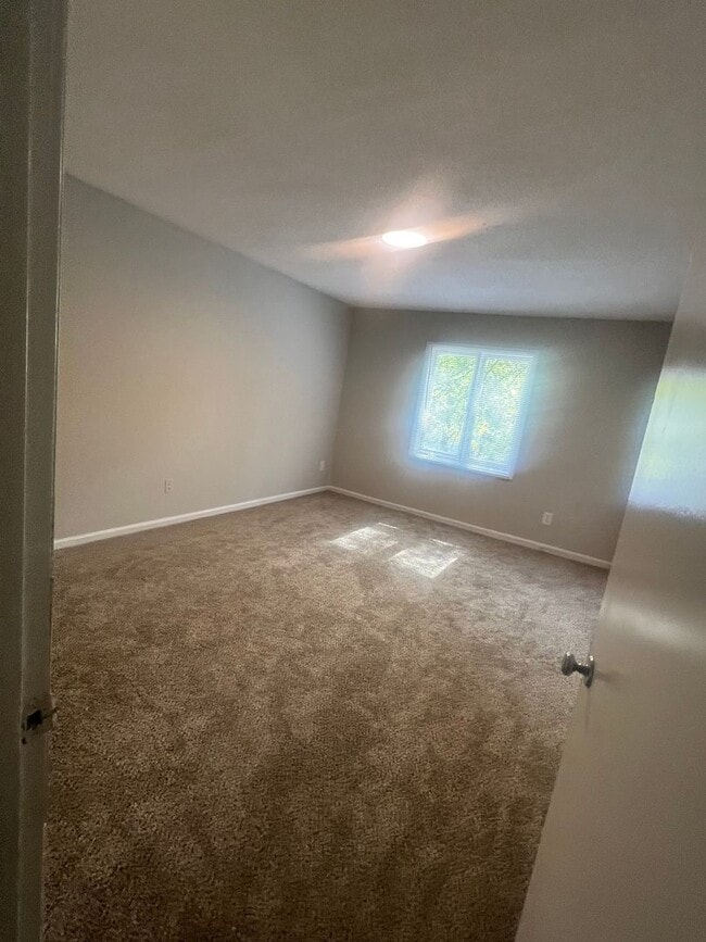 Building Photo - Spacious One Bedroom Unit