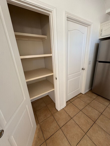 Building Photo - 900 S Palm Dr