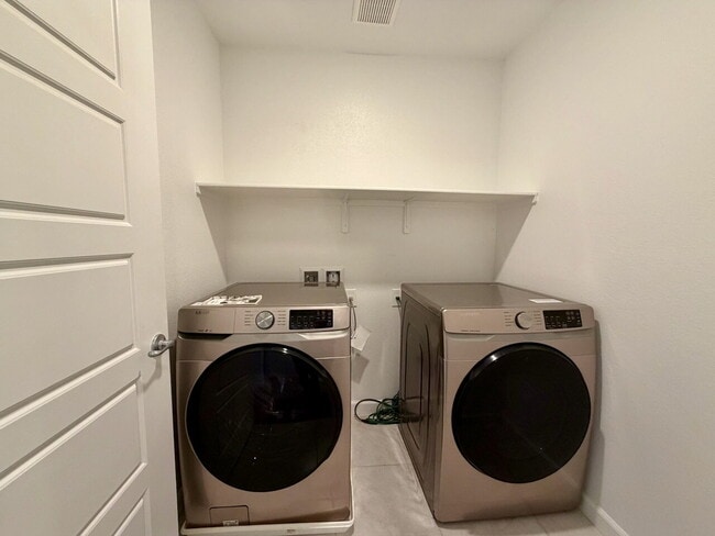 Building Photo - 3 BED 2.5 BATH 2 CAR GARAGE TOWNHOUSE FOR RENT LOCATED IN CADENCE MASTER COMMUNITY
