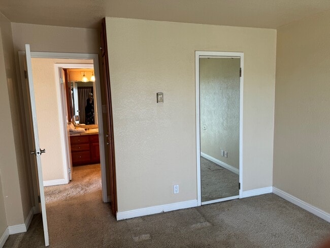 Building Photo - 411 Lakewood Cir