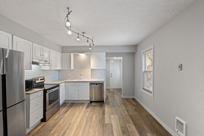 Building Photo - 1 BD available in the serene SW Hills