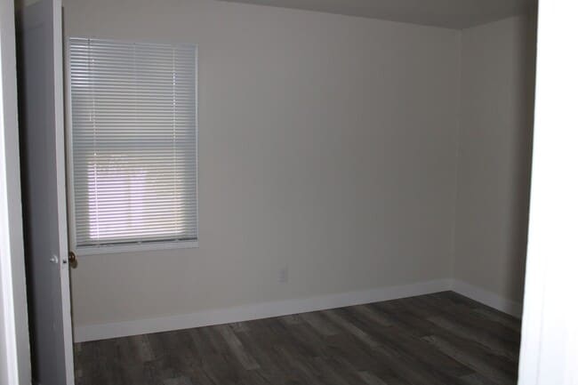 Building Photo - Updated One Bedroom, One Bathroom Duplex n...