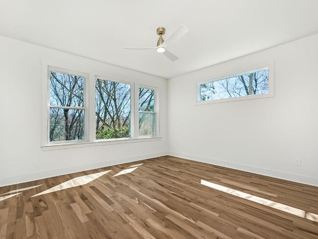 Building Photo - Custom 3 story home in the heart of Belmont/Optimist Park!