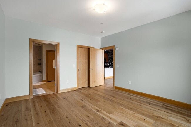 Building Photo - 1550 E Royall Pl