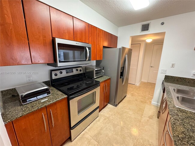 Building Photo - 1200 Brickell Bay Dr