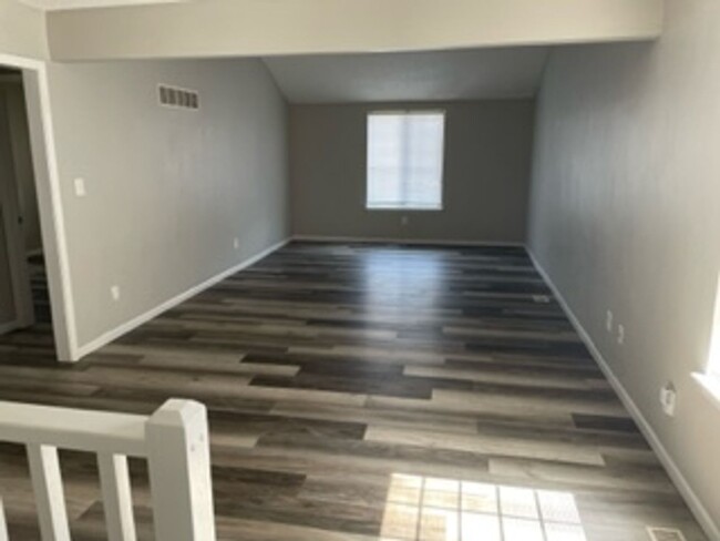 Building Photo - Updated 3 Bed/2 Bath Townhome Lee's Summit...