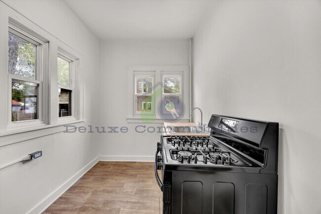 Building Photo - Charming 1 Bedroom with Natural Light & Ba...