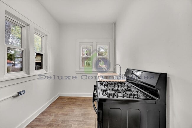 Building Photo - Charming 1 Bedroom with Natural Light & Basement Laundry