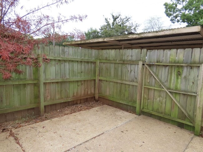 Building Photo - Charming 2 Bedroom, 1-1/2 Bath Duplex in T...