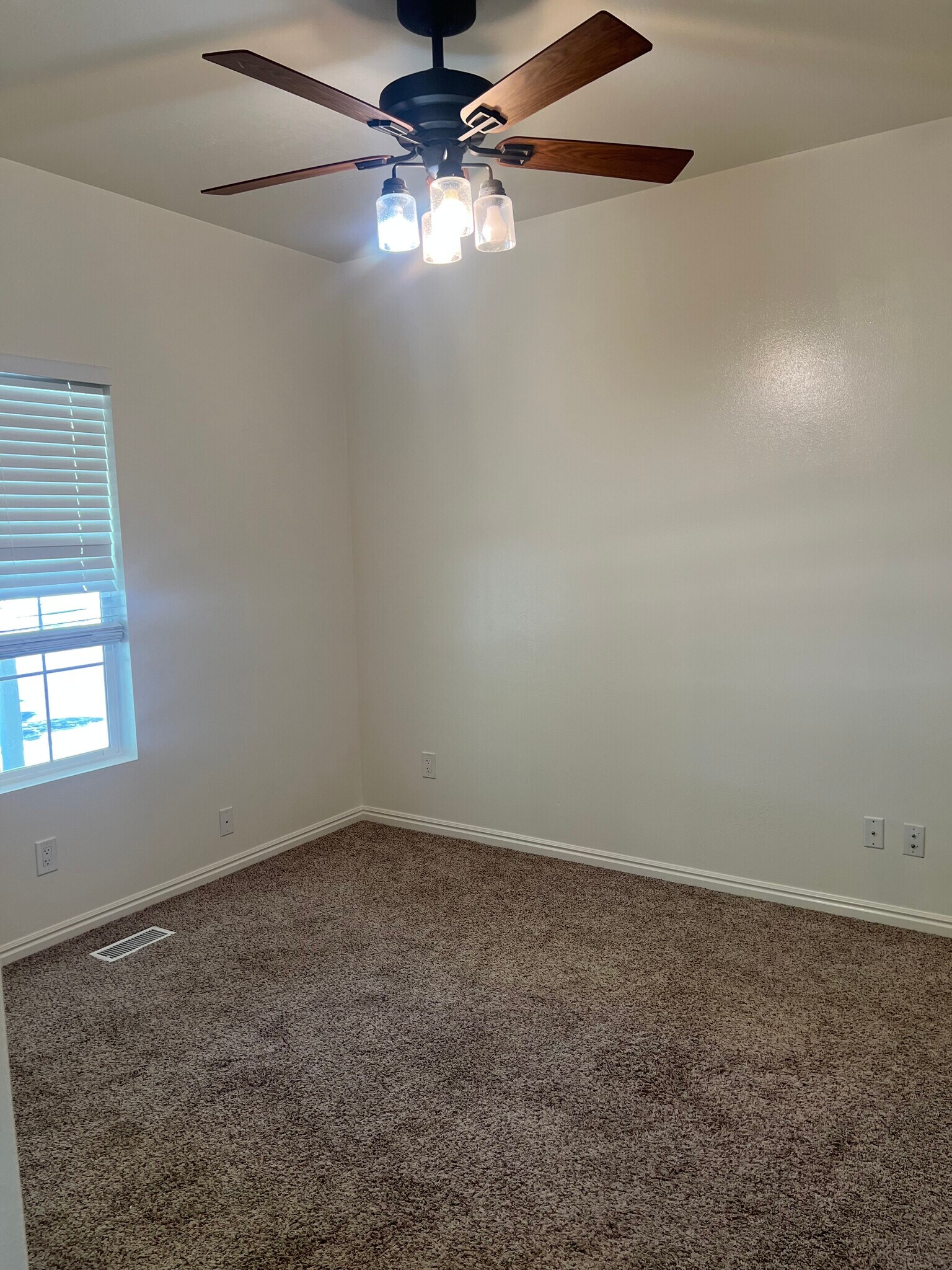 Building Photo - 4146 NE Pinion Cir