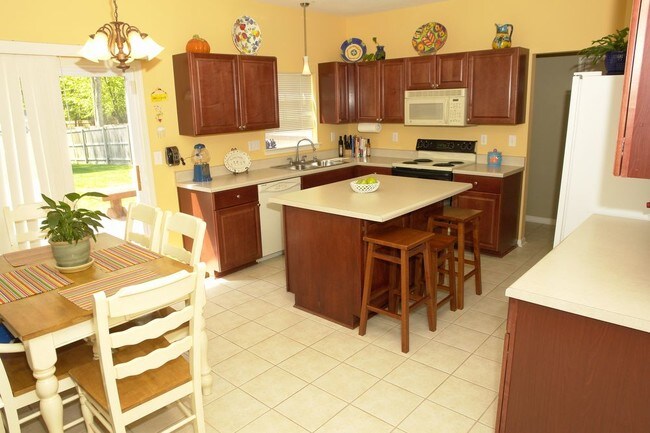 Building Photo - Castleton-2560 Mulberry Loop Virginia Beach