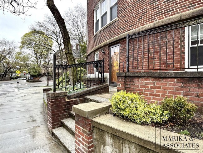 Building Photo - 576 Washington St